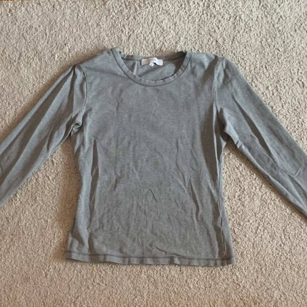 Snygg och klassisk grå tight tröja 💗 Är i storlek M men passar bra på S :). Toppar.