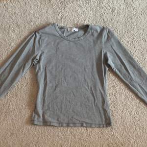 Snygg och klassisk grå tight tröja 💗 Är i storlek M men passar bra på S :)