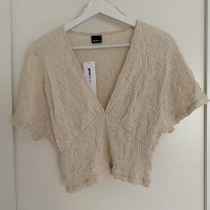 Topp Gina Tricot - Helt oanvänd ”Selma top” från Gina Tricot i färgen ”Sand”. Slutsåld på hemsidan och köpt för 229kr ☀️