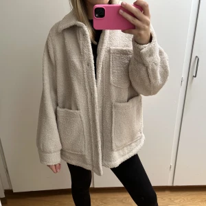 Jacka  - Säljer min Teddy jacka från hm i storlek S. Använd cirka 5 gånger så den är i fint skick. Skriv vid frågor eller fler bilder.