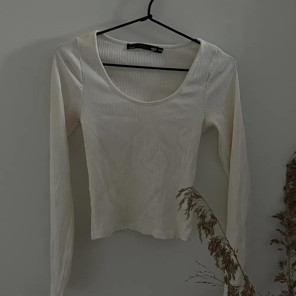 En oanvänd vit långärmad tröja från lager 157 i storlek xs/s. Toppar.