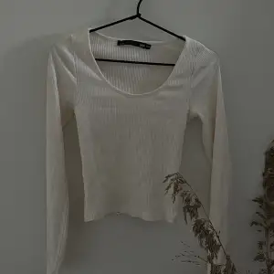 En oanvänd vit långärmad tröja från lager 157 i storlek xs/s
