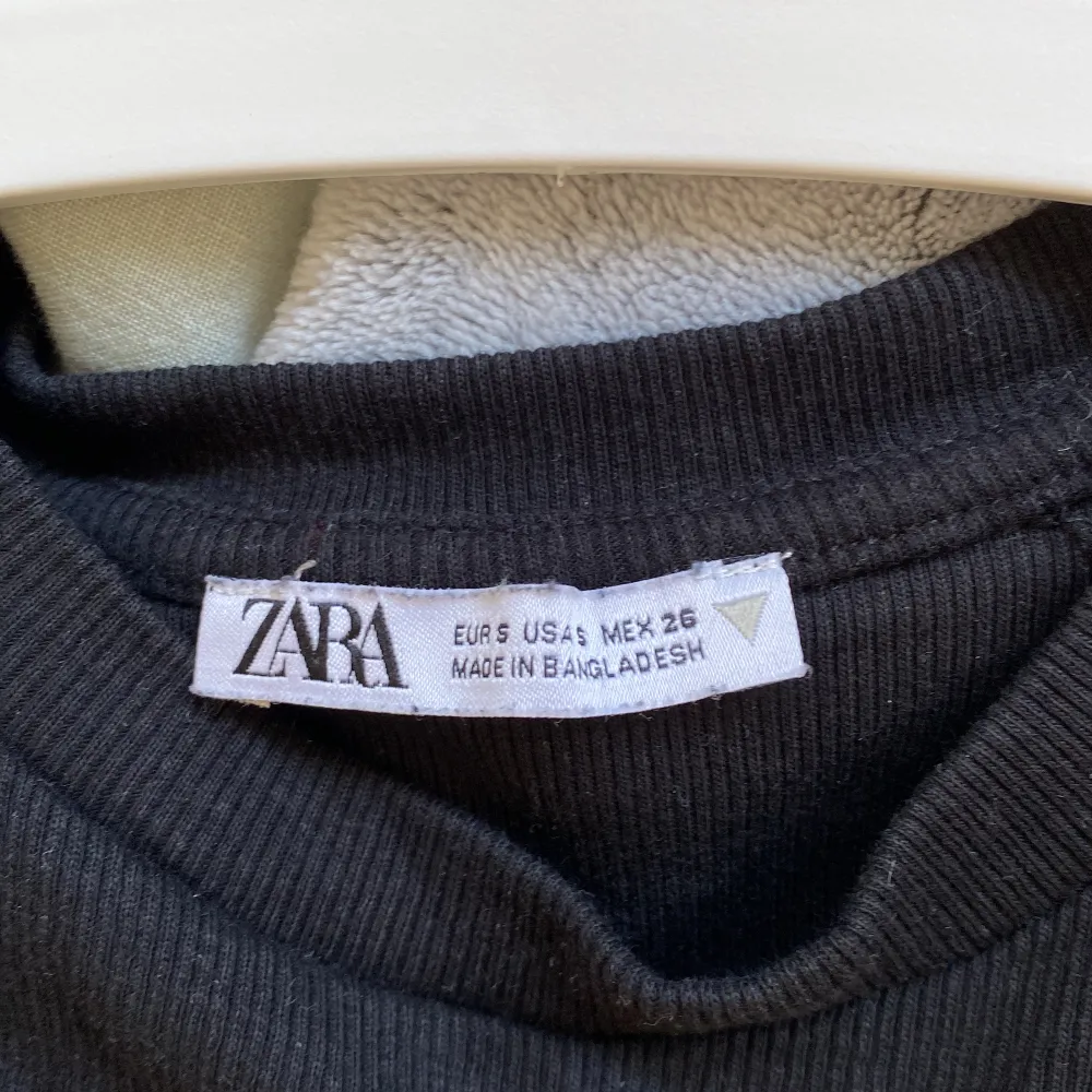 Säljer min volang tröja från zara då den inte kommer till användning.💞Köpt för ca 120kr och jag säljer för 80kr då den endast är använd 2 gånger❤️. T-shirts.
