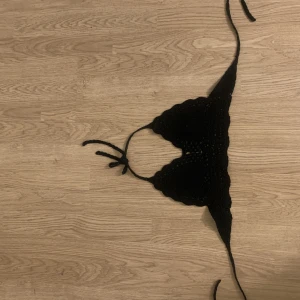 Stickad topp - Säljer denna fina stickade topp ifrån Sellpy då den är för liten på mig. Väldigt söt o fin topp som inte är genomskinlig alls.