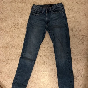Jeans - Ett par mörkblåa jeans i mycket bra skick! 