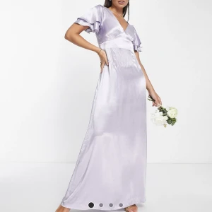 Klänning från ASOS (Topshop) - Såå fin känning från ASOS! Helt ny med lapparna på. Säljes då jag beställde flera men missade sista returdatumet. Superfin till bal, fest, eller bröllop! Fraktar men då står köparen för frakten eller möts upp i Stockholm (stadion)💓 Nypris: 1019kr 