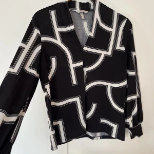 Blus  - Blus från Gina tricot i stretchig material. 