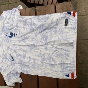 Tröja - Fraktar och möts i Malmö ny skick tagsen är på den är storlek S Adda swe.kits på instagram för mer bilder 