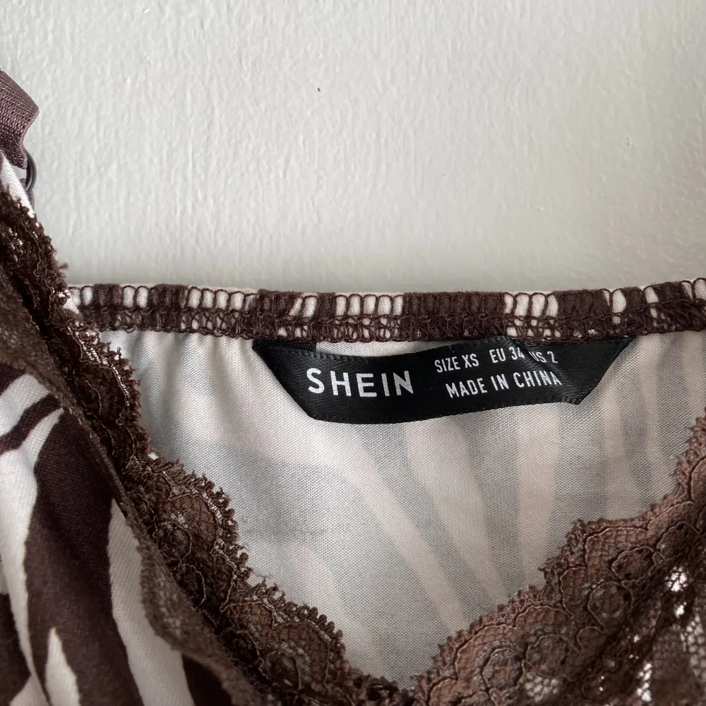 Ett brunt zebra linne ifrån Shein i storlek xs!🤎använd gärna ”köp nu”. Toppar.