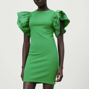 Klänning - Grön klänning från zara i storlek S. Aldrig använd. 