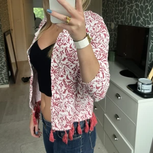 Kofta  - En fin kofta till sommaren. Från mango  Har 2 st en i storlek L (den på bilden) och en M 