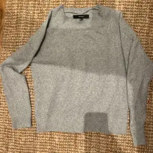 Supermysig stickad grå tröja från Vero Moda!!👌🏽