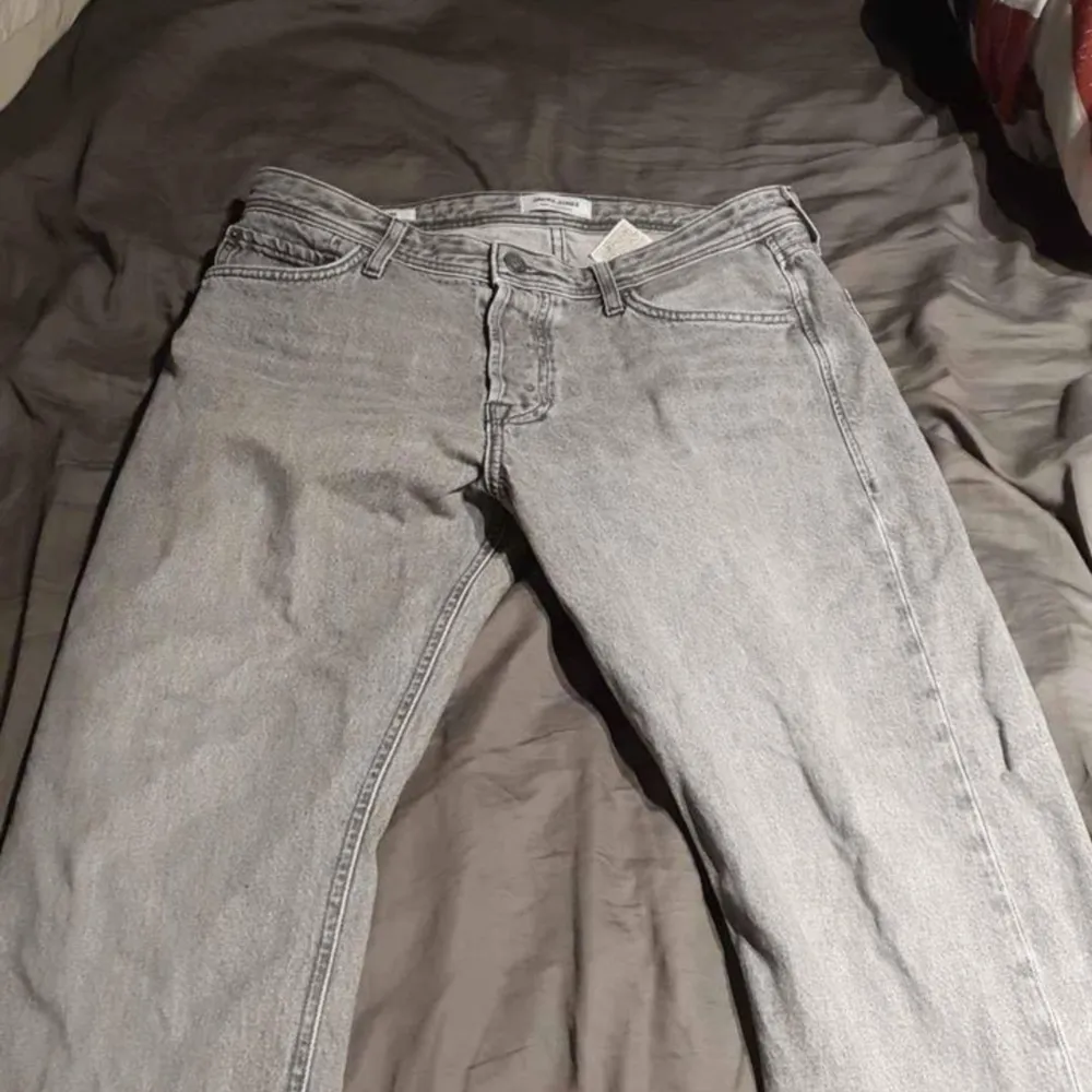 Säljer mina Jack&Jones jeans pga att dom inte passar mig. Storlek 32/32. Byxorna är endast provade vid ett tillfälle. Priset går även att diskutera vid affär.. Jeans & Byxor.