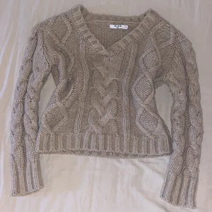 Stickad Topp - Jättefin stickad topp. Perfekt till vintern om du vill ha något gulligt. Använt 2 ggr, jättebra skick! pris kan diskuteras 💕