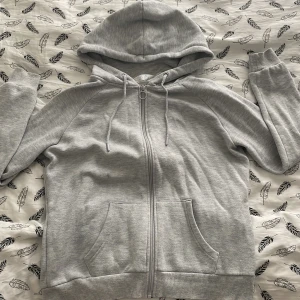 Grå hoodie  - Primats blå hoodie storlek S men passar mig som har M använt få gånger.