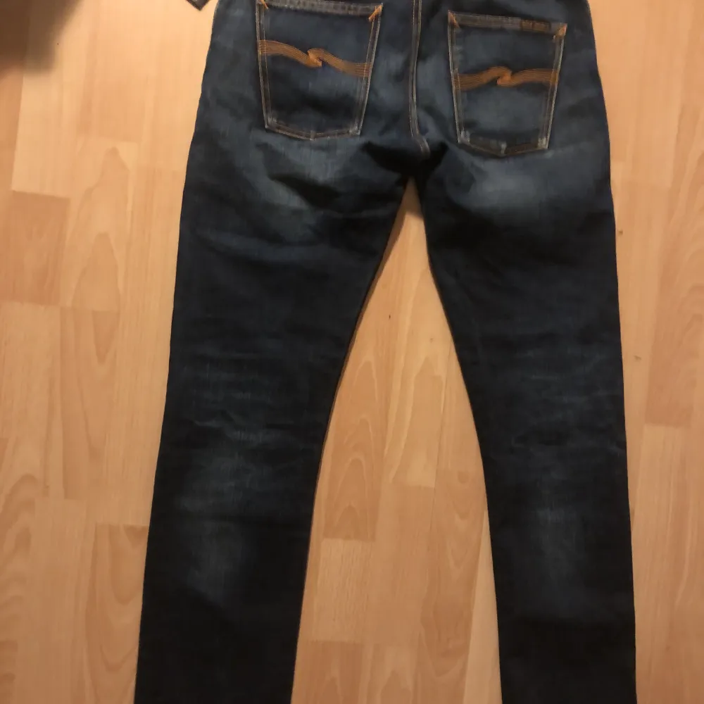 Ett par snygga jeans från Nudie Jeans som har storleken 28/32. Skick 9/10. Jeans & Byxor.