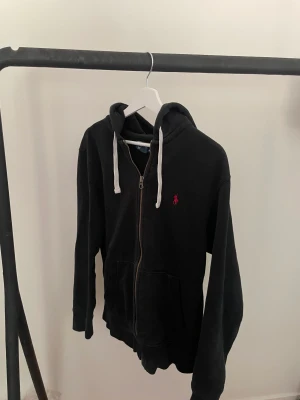 Polo zip hoodie  - Snygg tröja att ha under sena sommarkvällar när det är lite svalare eller bara ha för att den är snygg.  Skick: 9/10 