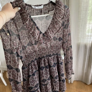 Zara klänning  - Klänning från zara i super fint skick! Storlek xs 