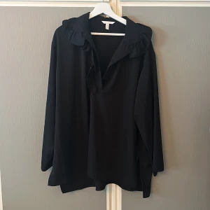 Blus (klänning) - Jätte fin blus i skönt material med volang detaljer. Har personligen som är en xs/s  användt denna som en klänning, perfekt me ett par höga boots eller stövlar