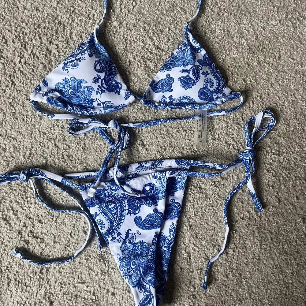 Säljer denna jättefina bikini med fint blått mönster💕aldrig använd . Övrigt.