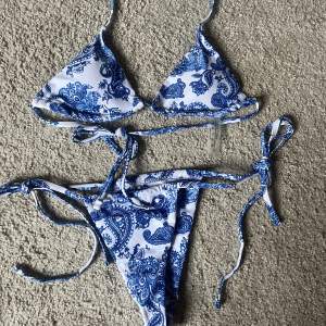 Säljer denna jättefina bikini med fint blått mönster💕aldrig använd 