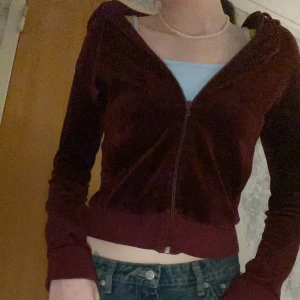 Vinröd zip - Vinröd zip up i velour. Står storlek S men skulle säga XS. För liten på mig och brukar oftast ha S/M. || använd gärna ”köp nu”! 