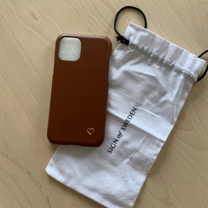 iPhone-skal i skinn - Hej! Säljer ett helt oanvänt nytt iPhone-skal för iPhone 11 PRO då jag råkade beställa fel mobilsort. Frakt ingår i priset