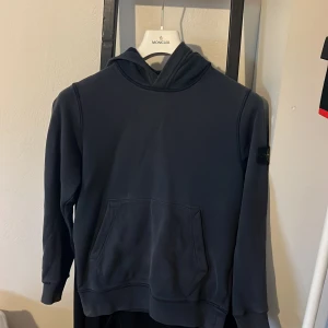 Stone island hoodie - Jag säljer min ÄKTA stone island hoodie köpt på NK kvitto finns. Skick 8/10 lite solblekt. Dm för mer information.