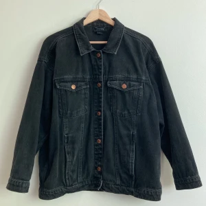 Svart jeansjacka - Svart jeansjacka från Monki, storlek S - bröstvidd 126 cm, längd 65 cm.