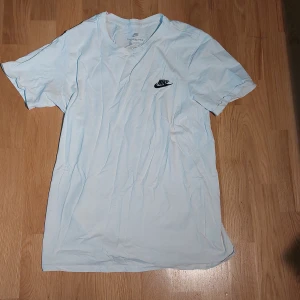 Nike t shirt - Hej! Säljer min nike t shirt i utmärkt skick. Växt ur den så därför säljer jag. Bara att fråga efter samköpspris om du är dugen på flera varor från mig.