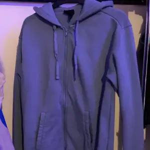Ljusblå Zip hoodie i storlek S från H/M  