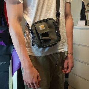 carhartt axelväska - använd typ två gånger, som ny. mycket plats fastän den ser liten ut, många olika fickor.