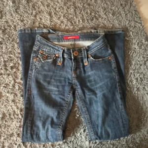 Low bootcut jeans - Mörkblåa lågmidjade bootcut jeans. Gammal modell från Gina Tricot. Aldrig använda