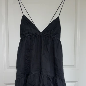 Zara popplin klänning -  Svart Zara-klänning i storlek M