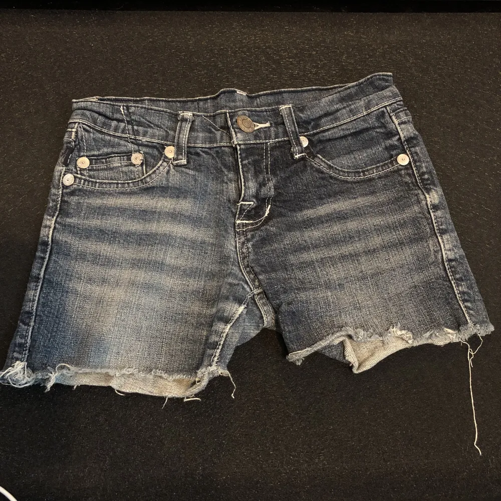 Grymma jeansshorts stl 26 Victoria Beckham  Lågmidjade Pris 150 kr plus porto. Shorts.