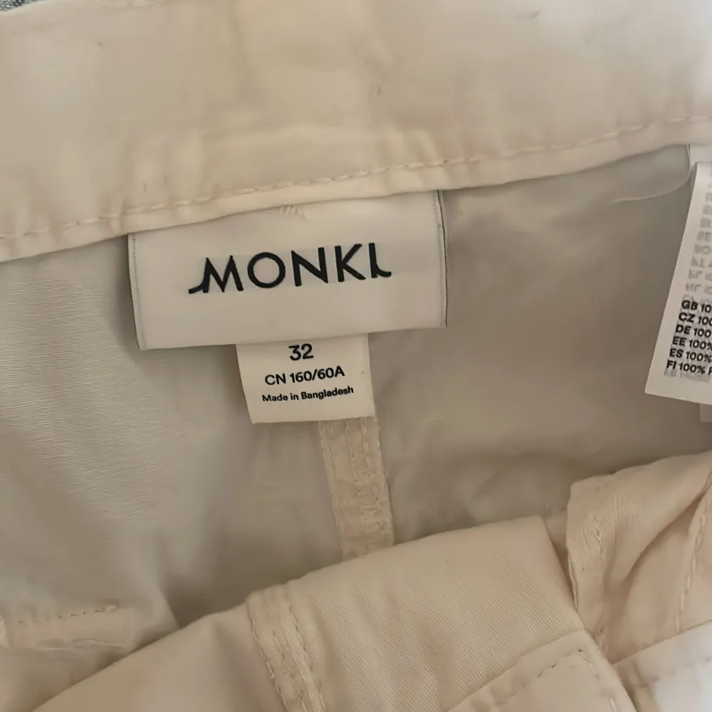 Från Monki i storlek 32, säljs då de inte kommer till användning💓.. Jeans & Byxor.
