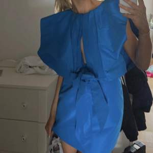 Blå klänning från Zara, aldrig använd med prislapp kvar
