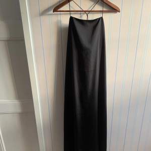 Fotlång svart klänning Djup rygg, Tunna band Använd 2 gånger 100% Polyester Storlek M Festklänning 