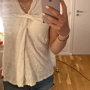 Filippa K linne  - Linne från Filippa K i storlek xs men tror även den skulle passa S. Beige / krämvit färg.  Bra skick 💕
