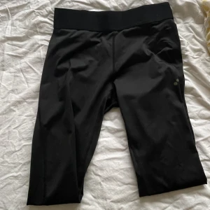Tränings byxor  - Träningsbyxor har lite tecken på användning 