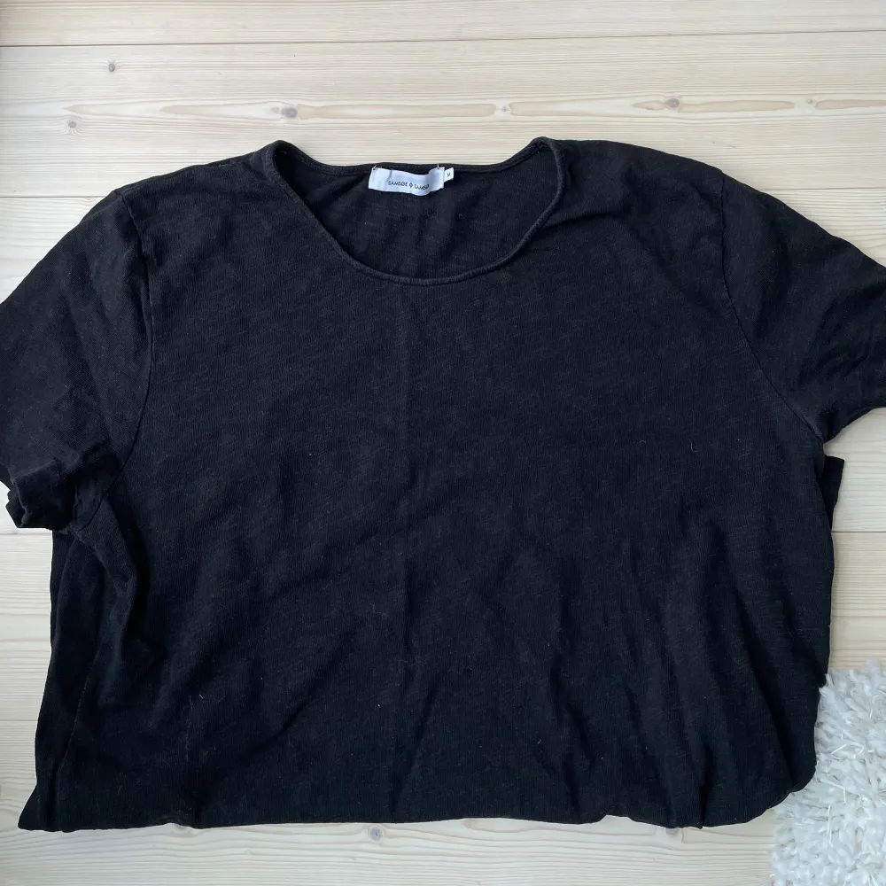 Jätteskön T-shirt i tunnare material. Tröjan är svart och i mycket bra skick. Nypris ca 200 kr.. T-shirts.