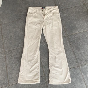 Ankellånga flare oanvända strl 26 Ottodame - Oanvända benvita flares ankellånga på mig 170cm strl 26 stretch