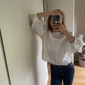 Blus  - Vit blus från Object i storlek 38. Blusen är använd sparsamt. 