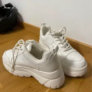 Nya vita skor