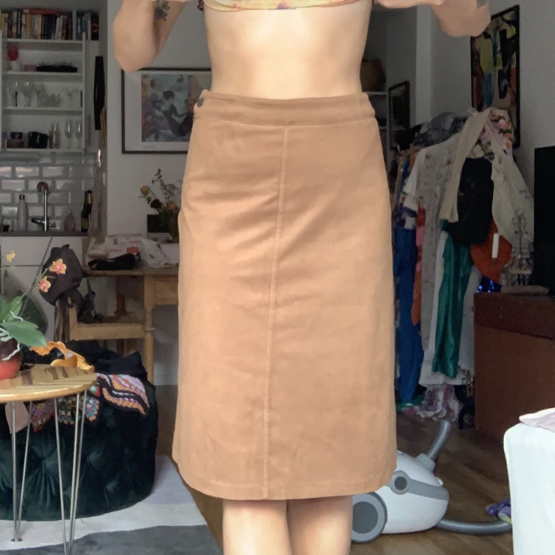 Medellång kjol i mockaimitation