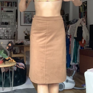 Medellång kjol i mockaimitation - Väldigt skön kjol :)