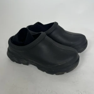 UGGs sandaler/ tofflor - Najs ”tofflor” från UGG, modell ”tasman”, perfekta till sommaren. I svart. Knappt använda.