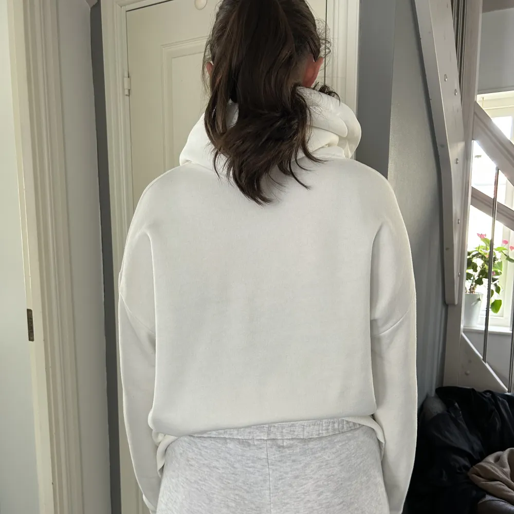 En vit oversized hoodie från Nelly. Tröjor & Koftor.