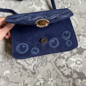 Super gullig blå handväska med havsmålning  - Från Dorothy Perkins, oanvänd men dock har den en påmålad design med bubblor och vågor. 