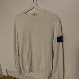 Stone Island crewneck  - Stone Island crewneck i storlek S. Säljer pga att den är för liten för mig. Skick 8/10. Hör gärna av dig vid frågor och funderingar!